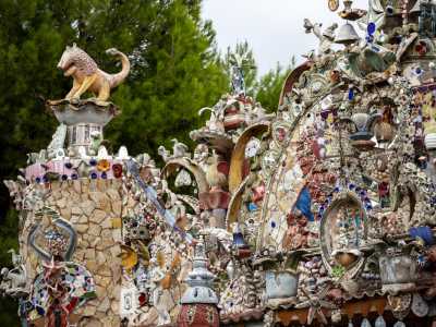 La struttura � poi �fortificata� da quattro torrette presenti ad ogni angolo del perimetro e sulle quali svettano imperiose sculture di leoni